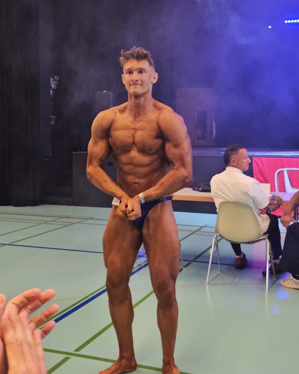 Romain Colliard sur scène en compétition de bodybuilding